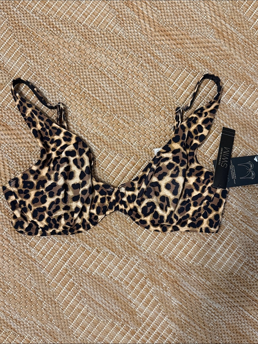 Victoria Secret Leopard Print Underwire Swim Suit Top in Tan and Black Leopard 🐆